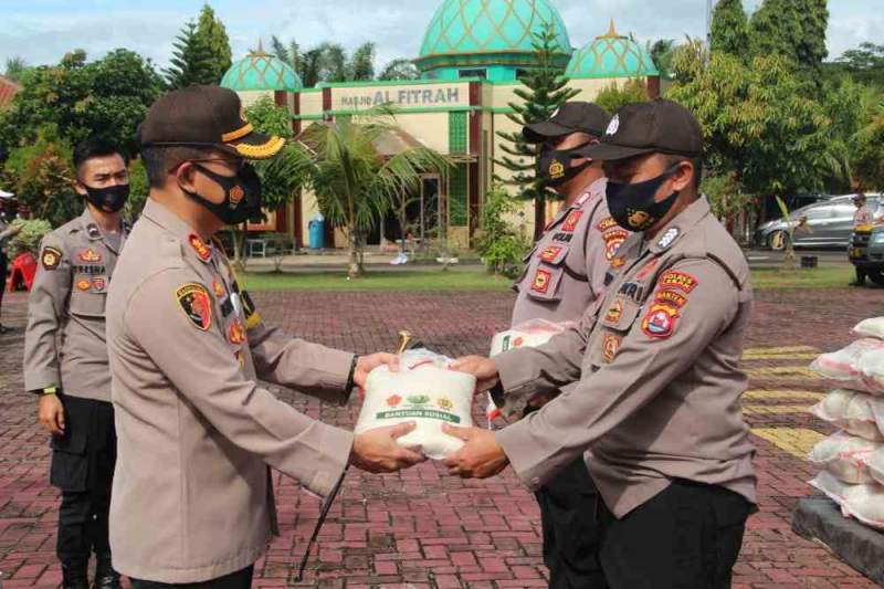 Foto : Kapolres Lebak AKBP Ade Mulyana Menyerahkan Secara Simbolis Kepada Personel Polres Lebak dan Jajaran Polsek Untuk Mendistribusikan Bantuan Kepada Masyarakat