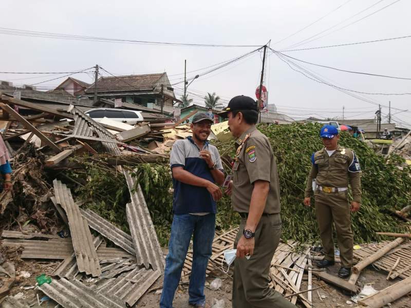 Satpol PP Tertibkan Kios dan PKL Pasar Sentiong