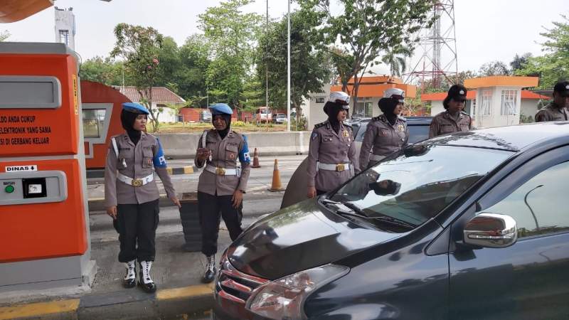 Teriknya Matahari Tidak Meluluhkan Semangat Polwan Polda Banten Untuk Menciptakan Situasi Kondusif