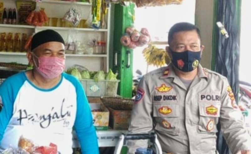 Foto : Kapolsek Cilograng Iptu Asep DD Bersama Penjual Kopi