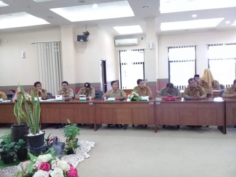 Guru Honorer Menangis Saat Audiensi di Gedung DPRD