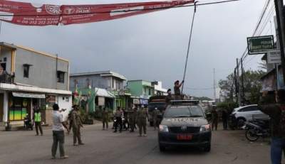 Foto : Petugas Satpol PP, TNI-POLRI, Tertibkan Reklame dan Spanduk Tak Berizin