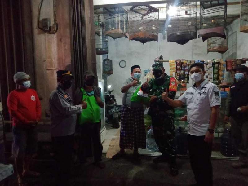 Kapolsek Cisoka Bersama Muspika Salurkan Bantuan Sembako Kepada Masyarakat Yang Terdampak Di PPKM Level 4