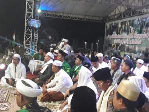 Zikir  akbar bareng Habib Luthfi.