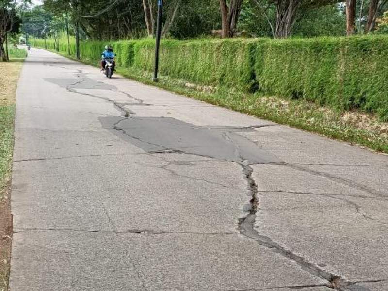 Foto : Seorang Pengendara Motor Melintas di Jalan Raya Aria Wangsakara Tigaraksa 