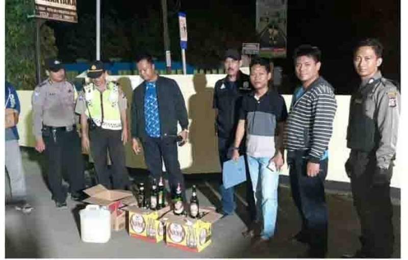 Gelar Razia PEKAT, Polsek Walantaka Amankan puluhan Botol Miras dan satu derigen Tuak