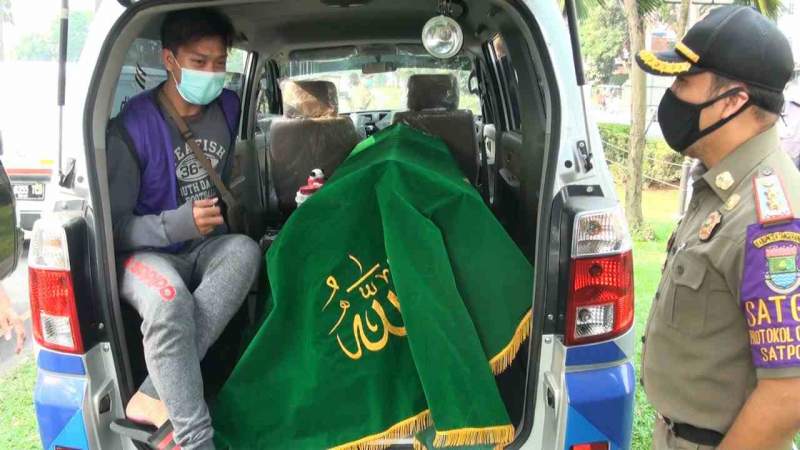 Foto :  Pelanggar Razia Yustisi Disanksi Masuk Ambulan