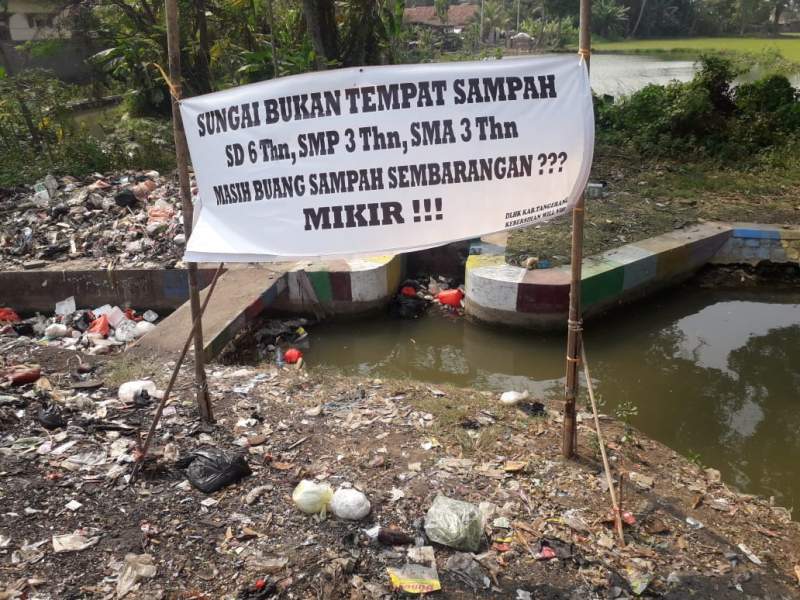 Sampah Menumpuk di Saluran Irigasi Desa Jatiwaringin