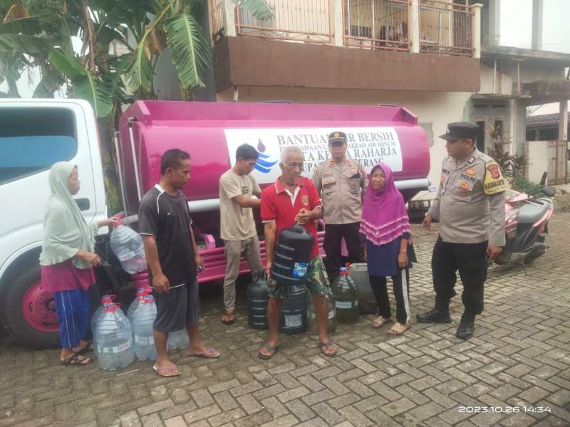 Polsek Cisoka Gandeng PDAM Tirta Kerta Raharja Salurkan Bantuan Air Bersih