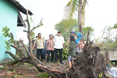 Bupati Tinjau Langsung Lokasi Terdampak Angin Puting Beliung di Mauk