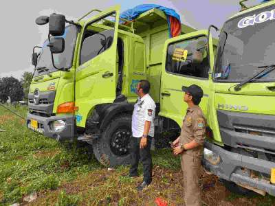 Luar Biasa, Kasi Trantib Kecamatan Solear Tertibkan Truk Tanah Yang Mangkal di Perumahan Taman Adiayasa