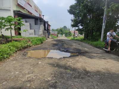 Ruas Jalan Langlangbuana Berlubang dan Rusak, Dinas PUPR Lebak Terkesan Cuek