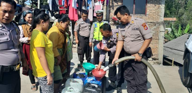 Dilanda Kekeringan, Polsek Pulo Merak Bagikan Air Bersih pada Warga