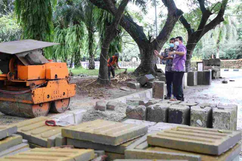 Foto : Sekda Kabupaten Tangerang Moch. Maesyal Rasyid Tinjau Pembangunan Drainase dan Pedestrian di Kawasan Puspem