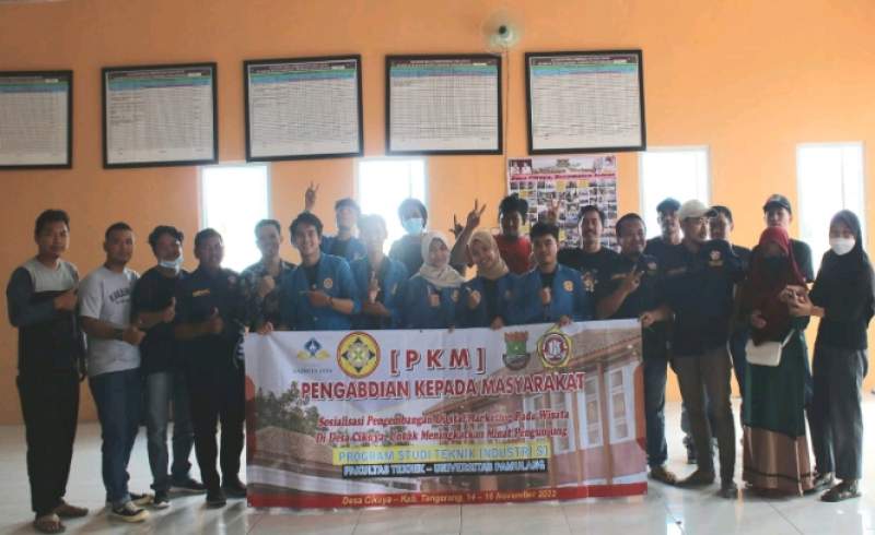 Foto Bersama Pemuda Karang Taruna Desa Cikuya