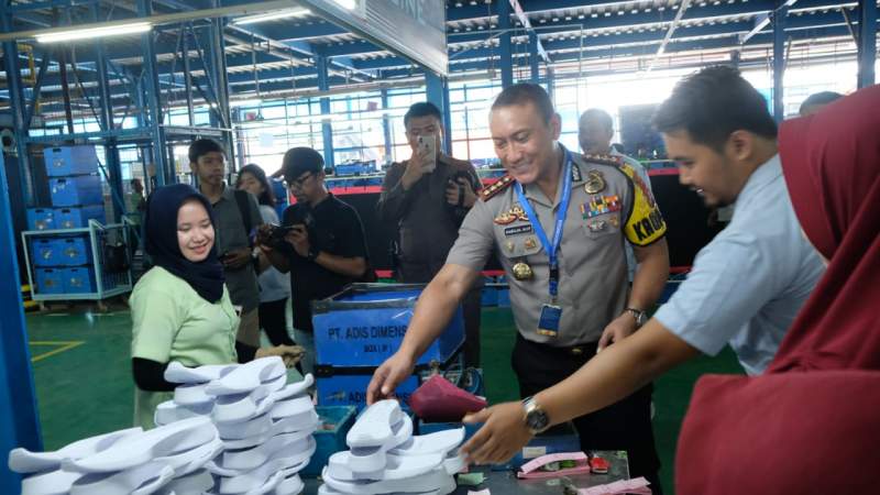 Viral Desain Sepatu Dianggap Mirip Lafaz Allah, Kapolresta Tangerang Datangi Pabrik Sepatu