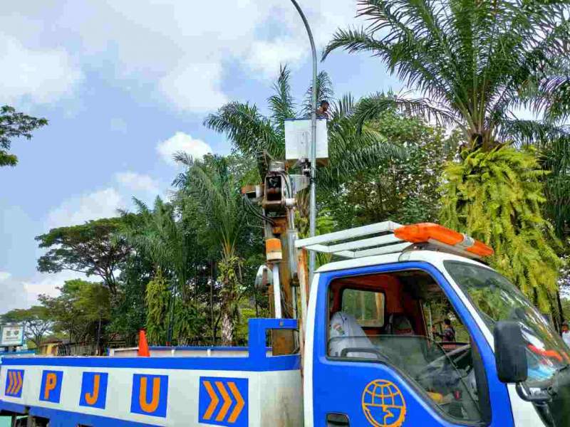 Peduli Dengan Pejalan Kaki, Pemkab Tangerang Geser Tiang Lampu PJU di Pendestrian