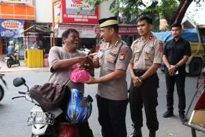 Polda Banten Laksanakan Jum&#039;at Barokah Bantu Masyarakat Miskin