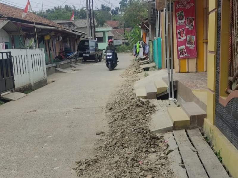 Pemasangan Pipa Galian Tanah Berserakan dan Kegiatan Tersebut diduga Siluman Tidak ada Papan Proyek