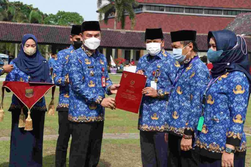 Sekda Terima Satyalencana Karya Satya 30 Tahun  Dari Presiden RI