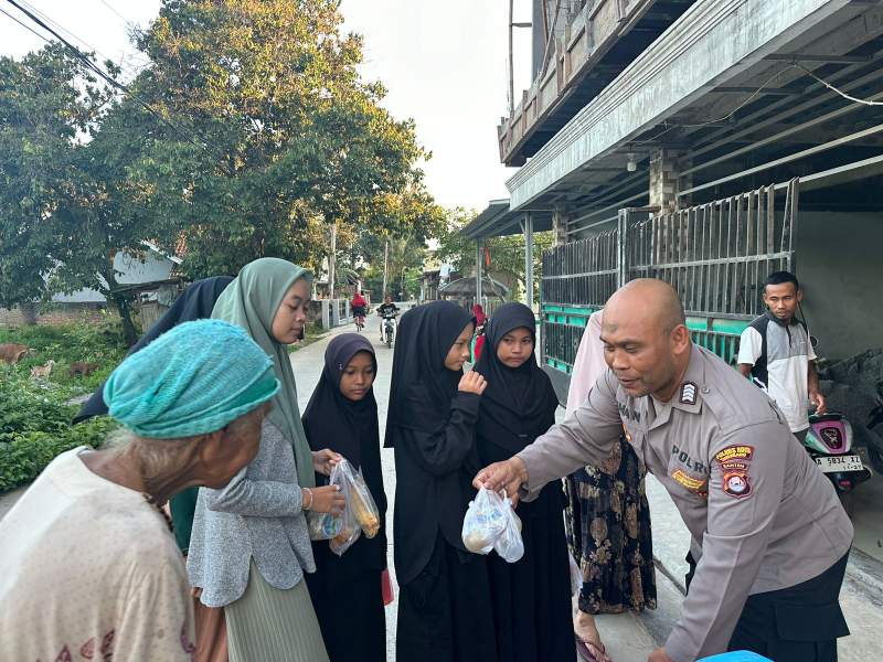 Jelang Berbuka Puasa Polsek Cisoka Berbagi Takjil Bakso Gratis