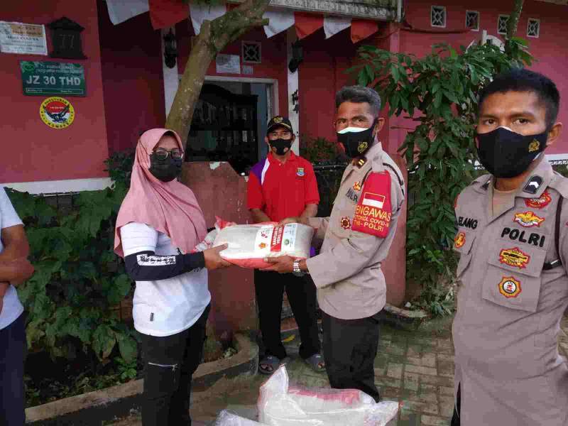 Polsek Cisoka Bagikan Paket Sembako Bagi Warga Yang Isolasi Mandiri, Kapolsek : Oksigen Juga Kami Siapkan