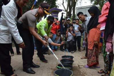 Polresta Tagerang beri bantuan air bersih.