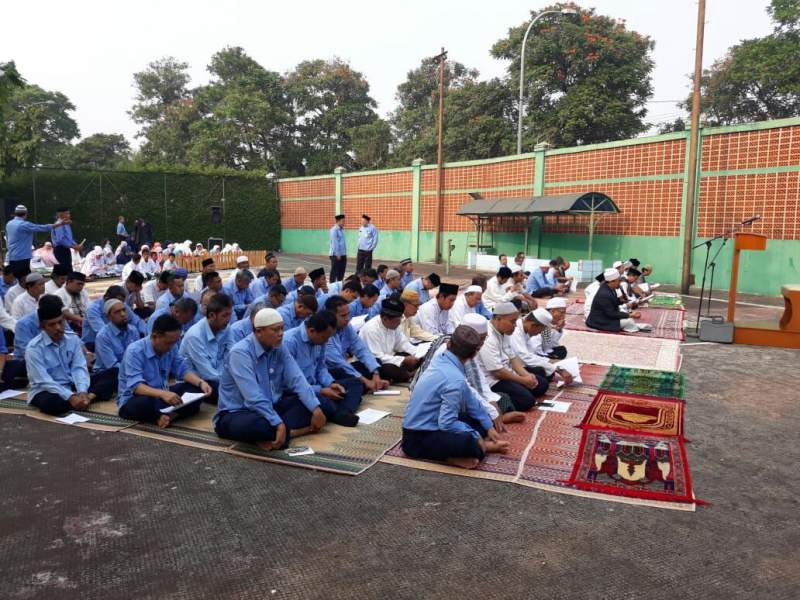 Pegawai PDAM Tirta Kerta Raharja (TKR) Kabupaten Tangerang Sholat Istisqa.