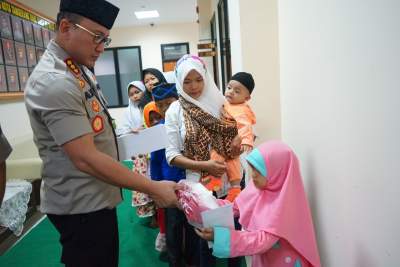 Kapolresta Tangerang Berbagi Takjil kepada Anak Yatim