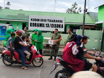 Koramil 13 Cisoka Bersama Persit Bagi-bagi