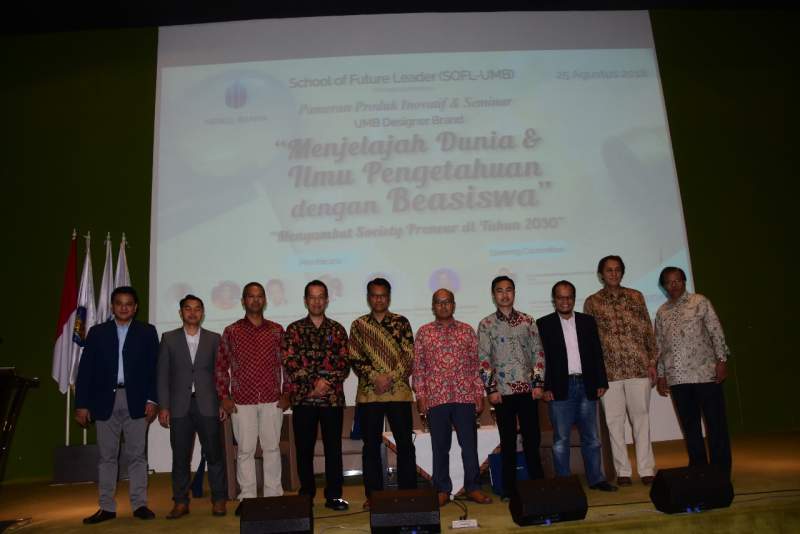 Rektor UMB Arissetyanto Nugroho foto bersama saat seminar Memburu Beasiswa ke Eropa – Seri III.