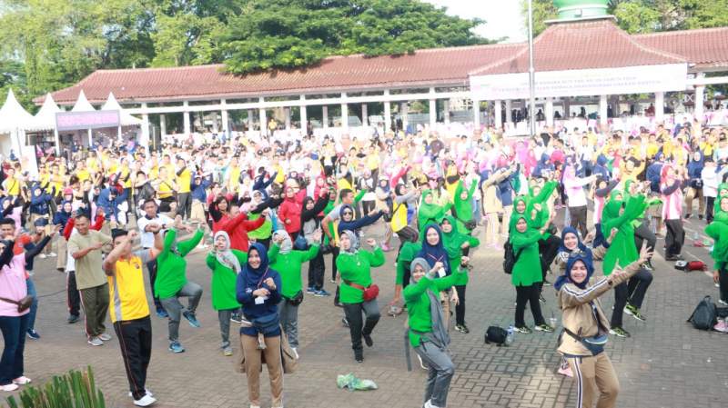 Peringati HUT YKB ke-39, Anggota Polisi dan Masyarakat Ikuti Kegiatan Olahraga Bersama