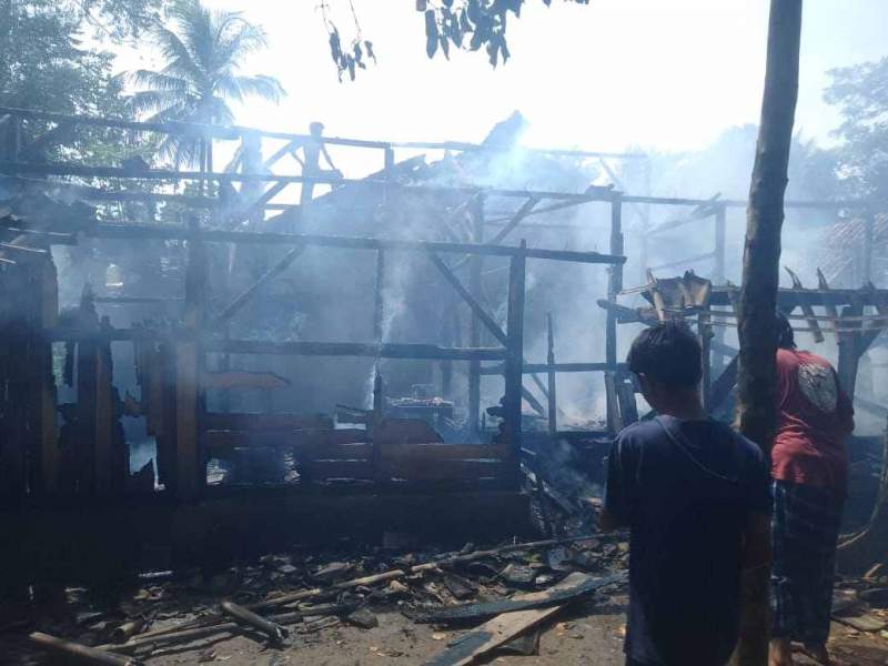 Di Duga Korsleting Listrik Ponpes Mathla,ul Hidayah Di Desa Sindang Heula Terbakar