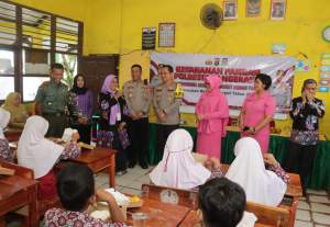 Polri Peduli Pendidikan Polresta Tangerang Berikan Makanan Bergizi