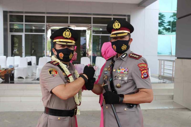 Foto : Kombes Pol Ade Ary Syam Indradi Lepas Jabatan Kapolresta Tangerang Polda Banten ke Kombes Pol Wahyu Sri Bintoro