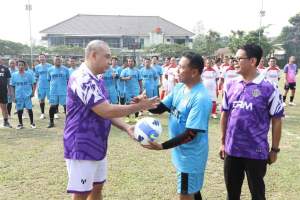 Meriahkan Perayaan Hari Buruh, Bupati, Wakil, Sekda Dan Unsur Forkopimda Main Bola Lawan Buruh