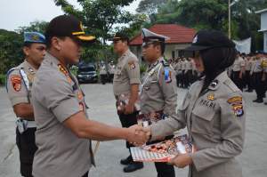 Pemilu Kondusif, Kapolresta Tangerang Berikan Penghargaan