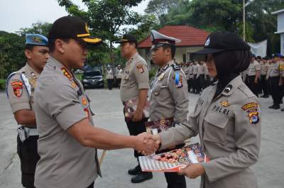 Pemilu Kondusif, Kapolresta Tangerang Berikan Penghargaan