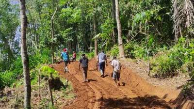 Kades Jayasari Kecamatan Cimarga Gotong Royong Buka Akses Jalan Baru Pasir binglu Pancur