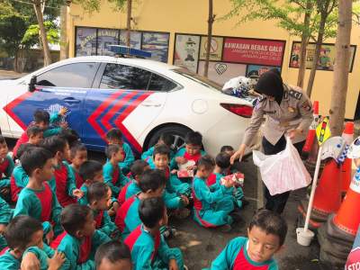 Tertib Lalu Lintas Sejak Dini, Polwan Satlantas Polresta Tangerang Sambangi Madrasah