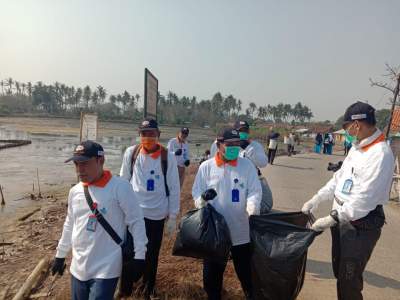 Peringati Hari Kebersihan Dunia Dengan Bersih-bersih Lingkungan