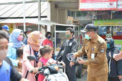 Foto : Camat Solear Bagikan 1600 Masker  