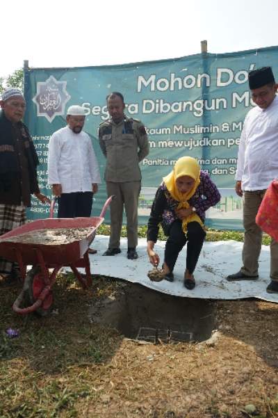 Camat Tigaraksa Letakkan Batu Pertama Pembangunan Masjid Al-Gufran