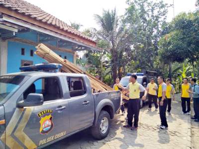 Rumah Nyaris Roboh, Kapolsek Cisoka Bantu Bedah Rumah