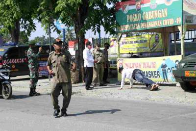 Foto : Edukasi Masyarakat Pakai Masker, Petugas Berjoget ditengah Jalan