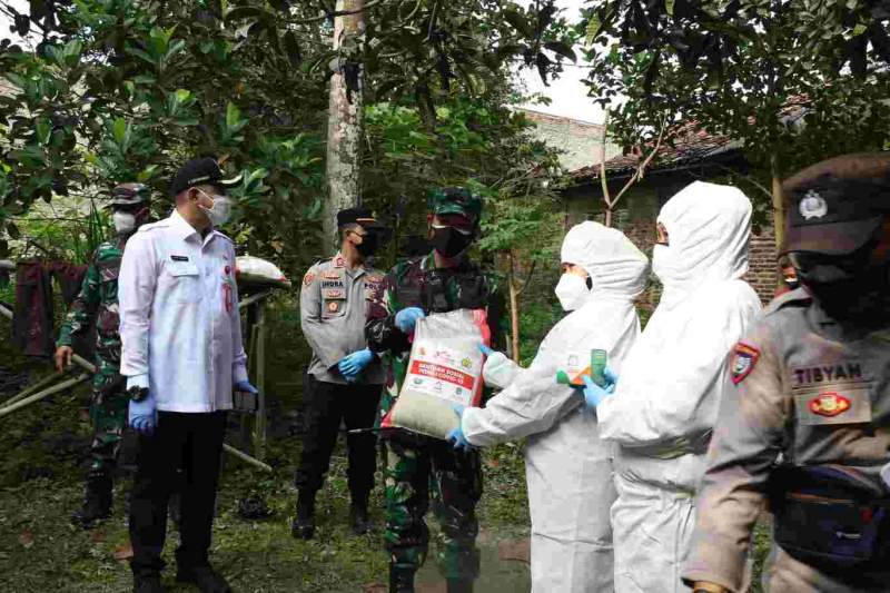 Bupati Tangerang, Dandim 0510/Tigaraksa Bagikan Sembako dan Obat Bagi Warga Cikupa