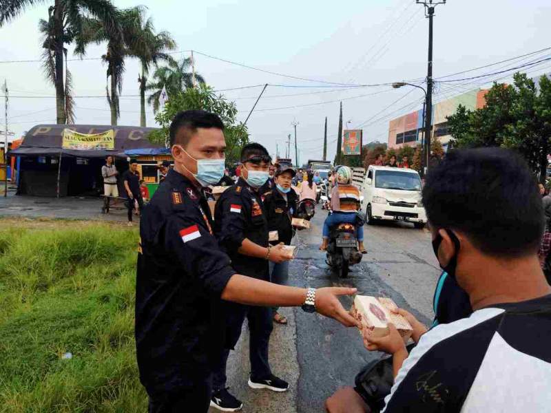 Berkah Ramadan : BPPKB DPAC Kecamatan Solear Berbagi Takjil Di Bunderan Adiyasa