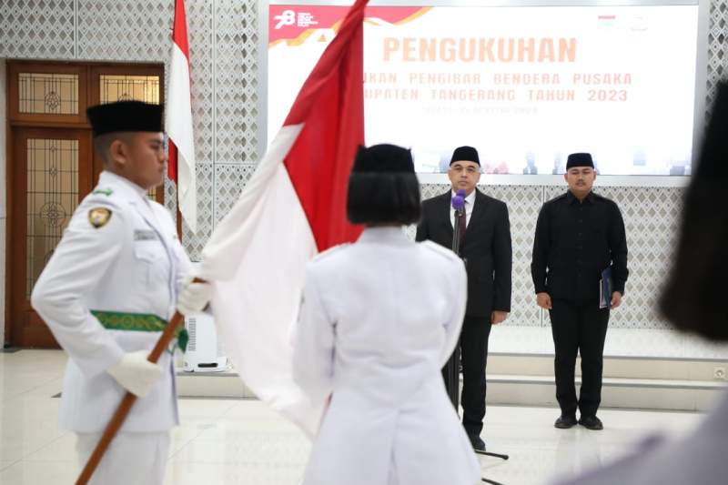 Bupati Zaki Kukuhkan Pasukan Pengibar Bendera HUT ke-78 RI