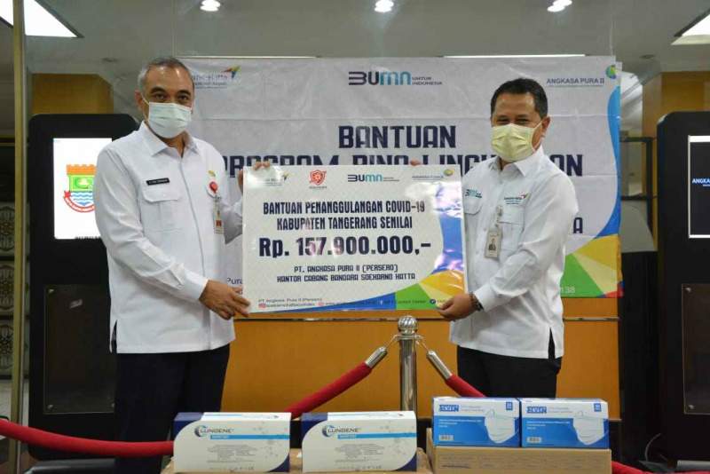 Foto : Bupati Tangerang A. Zaki Iskandar Terima Bantuan Dari PT. Angkasa Pura II Peduli COVID-19