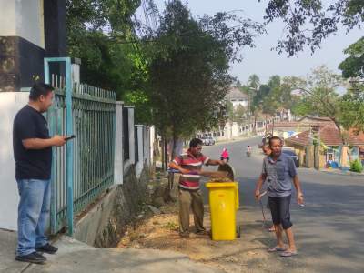 Kadis DPMD Turun Tagan Bersihkan Halaman Kantor